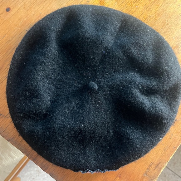 Limited run custom black beret with pink snake - Picture 3 of 4